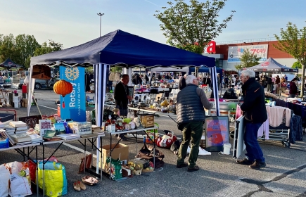 Participation a un vide grenier sur le parking de CORA